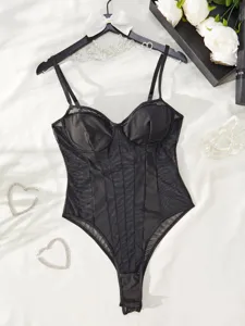 Détail d'un body noir en résille transparente avec de fines bretelles et corset.