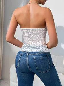 Detailansicht des sexy weißen Spitzen-Trägertops, rückenfreies Korsett für den Sommer