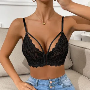 Gros plan sur le top bralette en dentelle noire à col V, texture florale et bretelles.