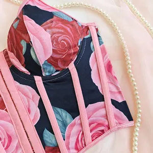 Vue détaillée du haut corset floral avec baleines et imprimé de roses romantiques.