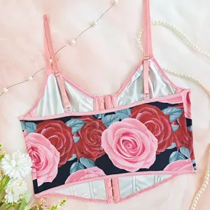 Détail de haut bustier imprimé rose, vue rapprochée de caraco floral sexy.