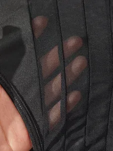 Λεπτομέρεια υφάσματος μαύρου body από δίχτυ με διαφανή υφή και ελαστικό σχέδιο item.