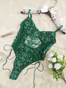 Dettaglio body in rete ricamato in pizzo verde, lingerie corsetto sexy schiena scoperta