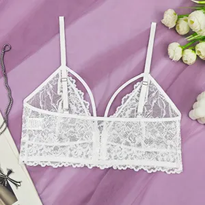 Détail soutien-gorge dentelle blanche, motif floral délicat, bretelles doubles, lingerie sexy.