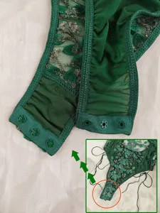 Body in pizzo con ricamo in rete verde vista dettagliata dei bottoni a pressione raffinati