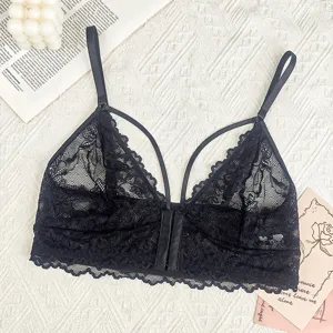 Détail de bralette en dentelle noire sexy, design à bretelles col V, top non doublé chic.