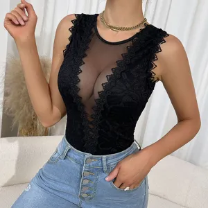 Vue rapprochée du body sexy en dentelle noire sans manches avec maille transparente et découpe.