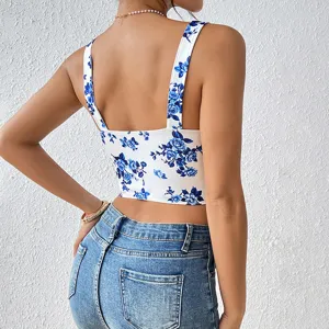 Detalle de espalda de la camiseta corta de tirantes con estampado floral para mujer.