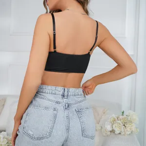 Γυναικείο sexy μαύρο στράπλες τοπ συνδυασμένο με ανοιχτό μπλε τζιν παντελόνι, πίσω όψη.