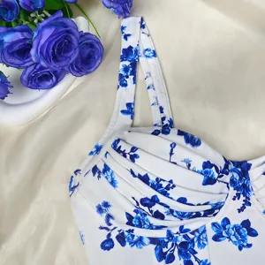 Top corsé con estampado floral azul en detalle, bustier de tirantes ajustado con diseño elegante.