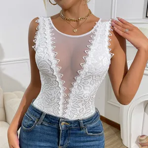 Gros plan détail du body sans manches en dentelle blanche, élégant design col V chic.