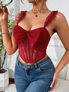 Rode kanten corset top met een grote strik en een prachtig transparant visbeen ontwerp.