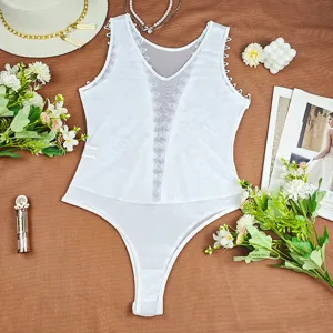 Detail de bodysuit sexy en dentelle blanche avec col en V et dos nu elegant et chic.