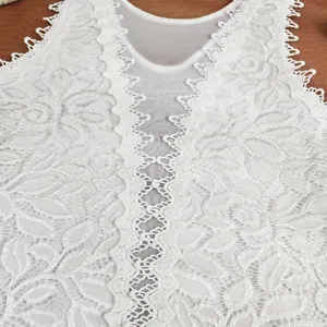 Vue détaillée du body sexy en dentelle blanche avec découpe col V et empiècement en tulle.