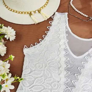 Vue détaillée du body en dentelle blanche, col en V, tissu en tulle transparent chic.