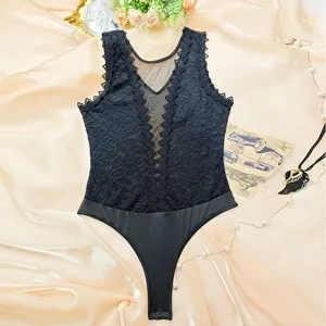 Gros plan détaillé d'un body en dentelle noire avec maille transparente et col en V.