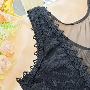 Gros plan détail body en dentelle noire sexy, design col V transparent, broderie florale exquise.