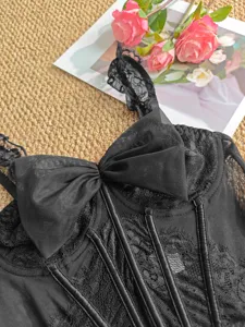 Zwarte kanten doorschijnende korset top detail met grote elegante strik en stevige baleinen.