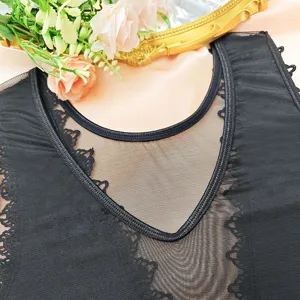 Gros plan détaillé du body noir sexy en dentelle transparente avec col en V et joli tulle.