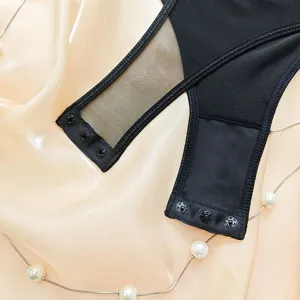 Gros plan détaillé d'un élégant body noir sexy en mesh transparent avec boutons pression.