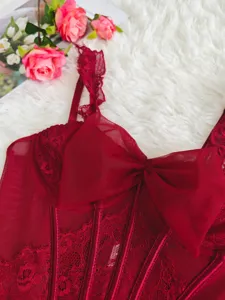Bordeaux kanten bustier detail, transparante korset top close-up met elegante strik design.