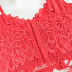 Rotes Spitzenkorsett Oberteil Detail mit filigranen Blumenmustern und Hakenverschluss vorne.