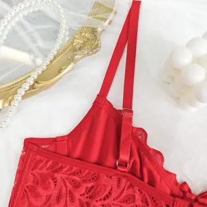 Rotes Spitzen-Cami-Detailbild mit zarter Spitzenverzierung und verstellbaren Trägern.