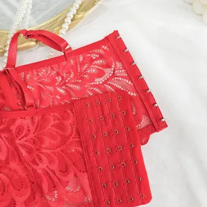 Nahaufnahme der roten Spitzenkorsett-Lingerie mit feinen Mustern und stabilen Haken.