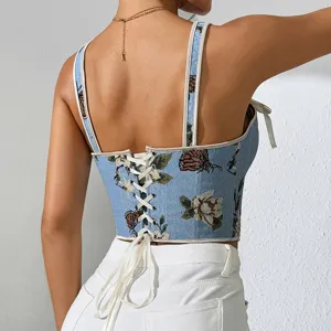 Vista trasera detallada de un top corsé floral francés con cordones y estampado de mariposas.