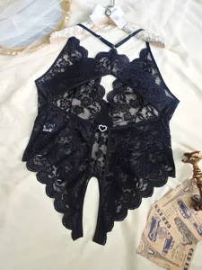 Donkerblauwe kanten doorschijnende body detail met prachtig bloemenkant en halterbandjes.