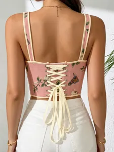 Primer plano de la parte trasera con top corsé floral y detalles de cordones cruzados.