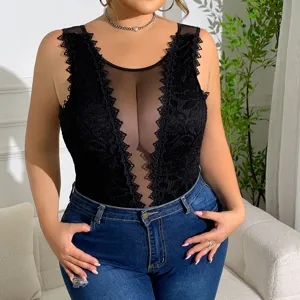 Body noir grande taille en dentelle avec empiècement en mesh transparent et design élégant.