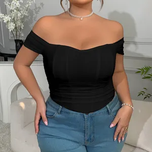 Schwarzes schulterfreies Korsett-Top mit Fischbeinen im Detail, trendiger Plus-Size-Bustier.
