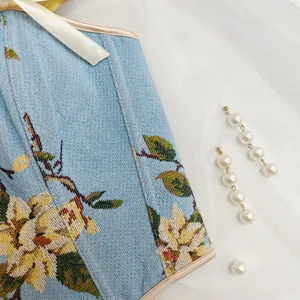 Corsé jacquard floral azul, elegante estilo vintage francés con tirantes de cinta blanca.