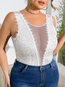 Body sans manches en dentelle et résine blanche avec jean bleu, design transparent sexy.