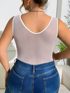 Vue détaillée du dos d'un body moulant en résille transparente associé à un jean bleu.