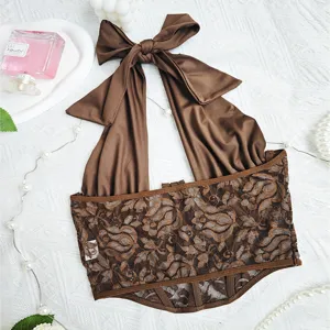Dettaglio top halter in pizzo marrone, design schiena scoperta con fiocco, sexy streetwear.