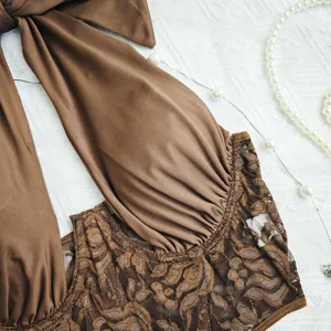 Stupendo crop top halter in satin marrone con delicato pizzo e raffinato design con fiocco aperto.