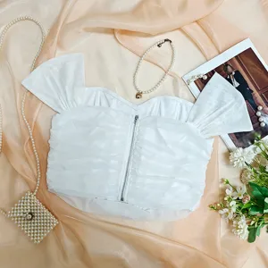 Detailansicht des weißen gerafften Mesh-Bustier-Tops mit Frontreißverschluss und Stäbchen.