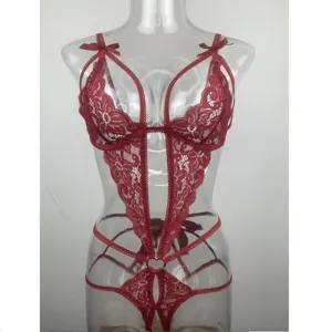 Magnifique lingerie teddy en dentelle rouge séduisante avec boucle cœur vue détaillée.