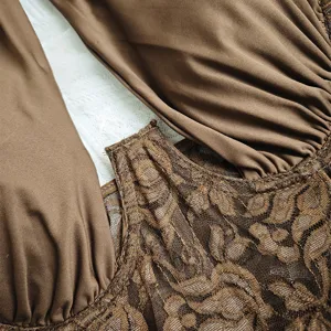 Primo piano dettagliato di un top halter marrone sexy con delicato pizzo floreale.