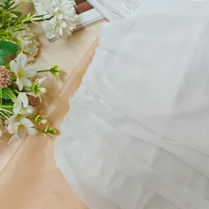 Weißes gerafftes Mesh strapless Oberteil Detailansicht mit feiner Stofftextur und modernem Design.