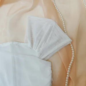 Plus-Size weißes Mesh trägerloses Korsett-Oberteil Detail mit stilvollem Rüschenärmel.
