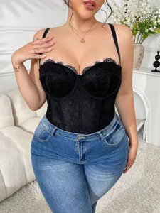 Λεπτομέλεια κορσέ body από μαύρη δαντέλα plus size με λεπτή φλοράλ λεπτομέρεια και μπανέλες.