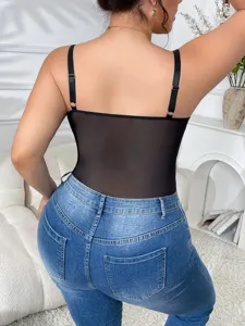 Λεπτομέλεια πίσω όψης από plus-size διχτυωτό κορμάκι σε συνδυασμό με κλασικό μπλε τζιν.
