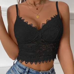 Nahaufnahme des schwarzen Damen Spitzenkorsetts mit feinen floralen Spaghettiträgern Detail.