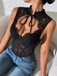 Dettaglio di un corsetto top nero in pizzo senza maniche con lacci, design elegante.