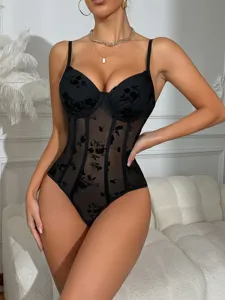 Gedetailleerd overzicht van zwarte sexy fluwelen geborduurde beugel korset body met elegante stijl.