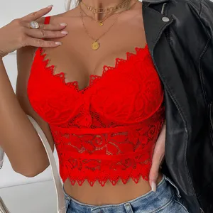 Detailaufnahme eines lebendigen roten Spitzen-Cami mit filigraner Blumenstickerei und Trägern.