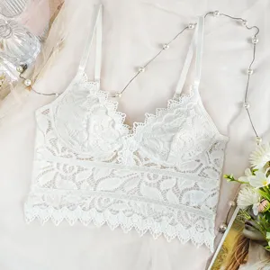 Detailansicht des weißen Spitzen-Cami mit feinen Trägern und zarter Blumenborte.
